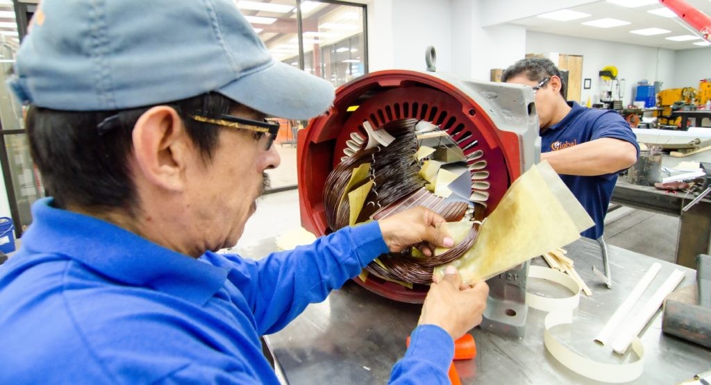 全球工人清洗电机内部